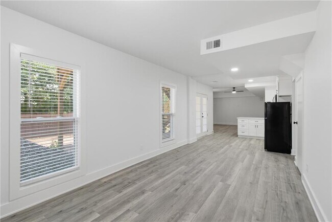 Building Photo - 230 Pinebridge Ct