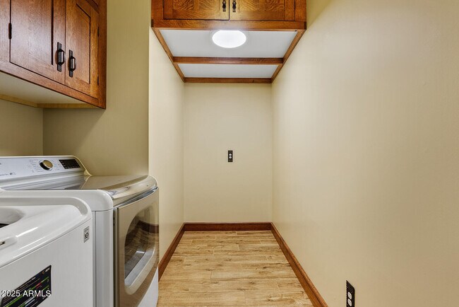 Building Photo - 3123 E Cat Balue Dr