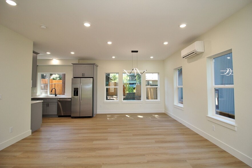 Building Photo - 4660-4660 SW Fairvale Ct