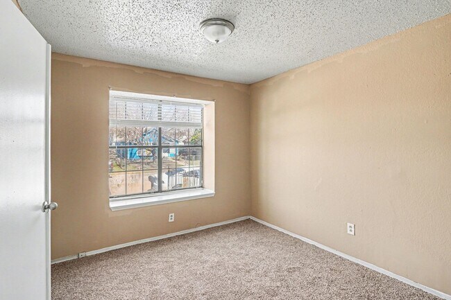Building Photo - Charming 3-1-1 in S Dallas