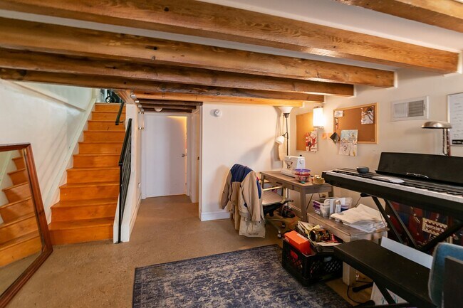 Building Photo - Two Bedroom Point Breeze Townhouse