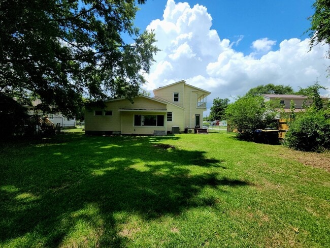 Building Photo - 607 New River Dr