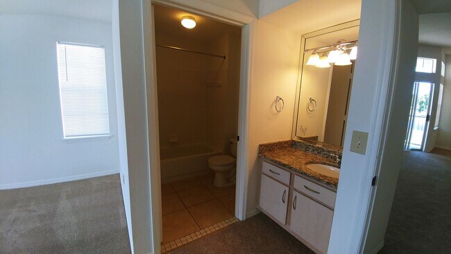 Building Photo - 3rd floor 2bed 2 bath on golf course