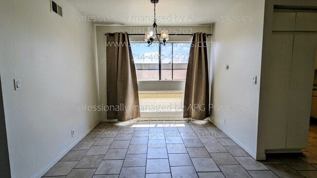 Building Photo - 5477 Twin Lakes Dr