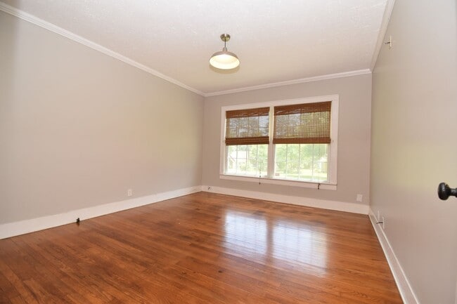 Building Photo - Cute 3 Bed 2 Bath with Hardwood Floors & G...