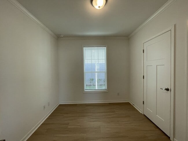 Building Photo - 966 E Montego Ave