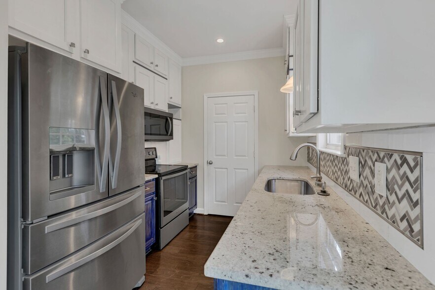 Building Photo - 2271 Dewey Dr