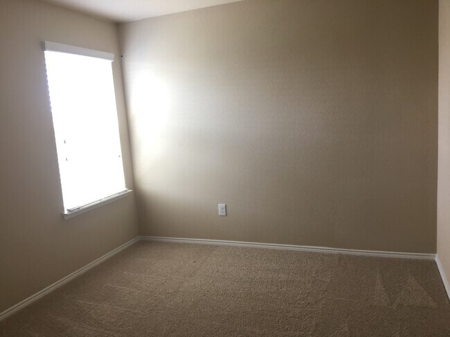 Building Photo - House for Lease in Heartland Area!