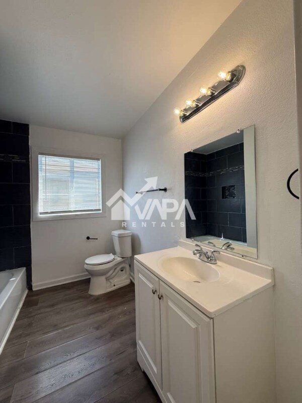 Building Photo - 602 Canton