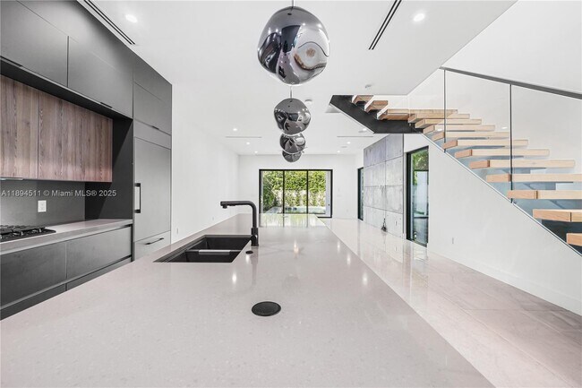 Building Photo - 813 NE 17th Terrace