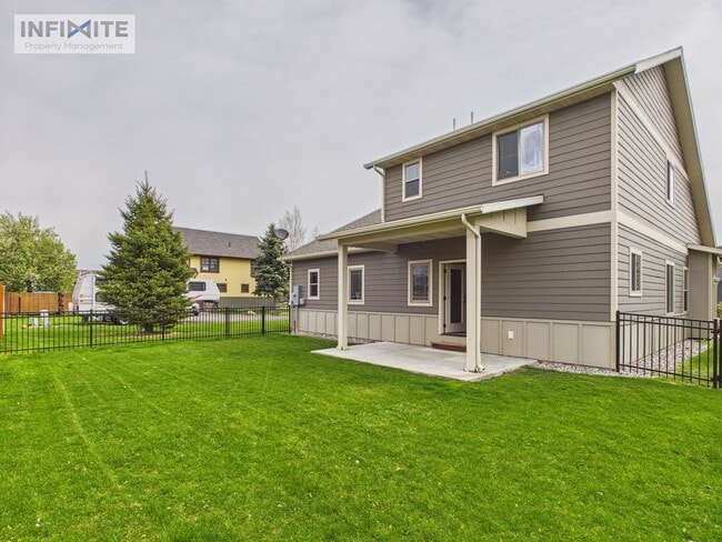 Building Photo - 4 Bedroom Home with Spacious Yard
