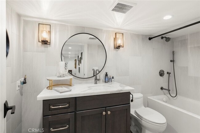 Building Photo - 1720 Vista Del Lago