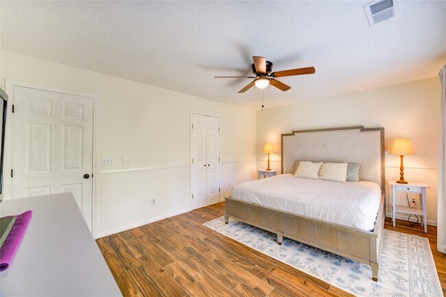 Building Photo - 56 E Village Knoll Cir