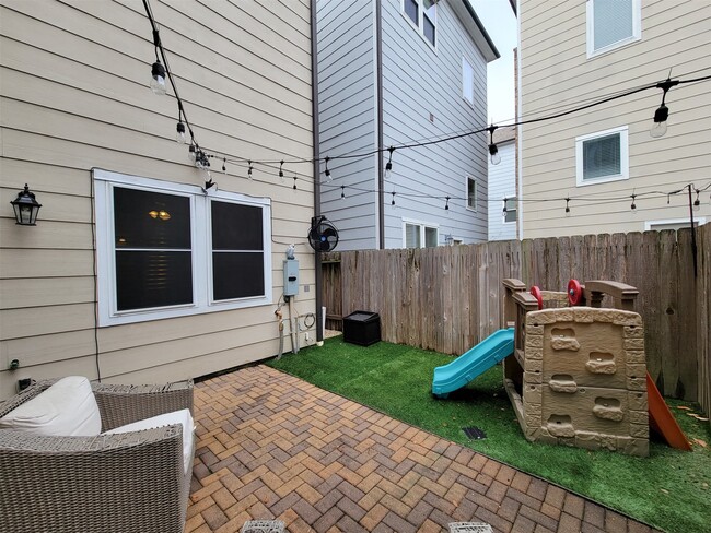 Building Photo - 925 W 19th St