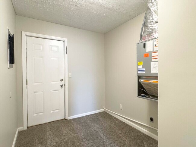 Building Photo - 19-419 Thompsonville Ln