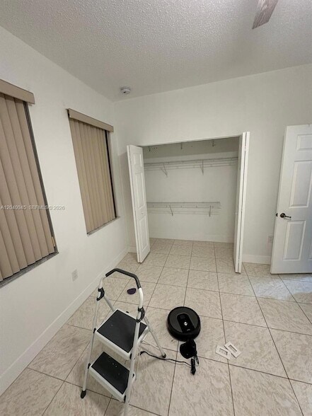 Building Photo - 4273 NE 10th Ct