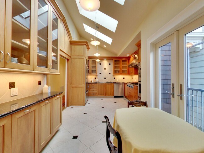 Building Photo - STUNNING 2/2 W/ Dining Room and LARGE Atti...