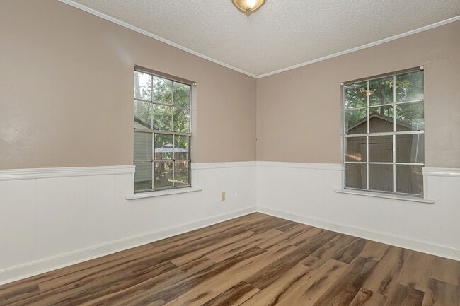 Building Photo - Cute 2 Bedroom Home