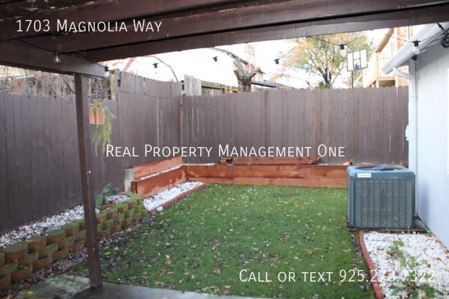 Building Photo - 1703 Magnolia Way