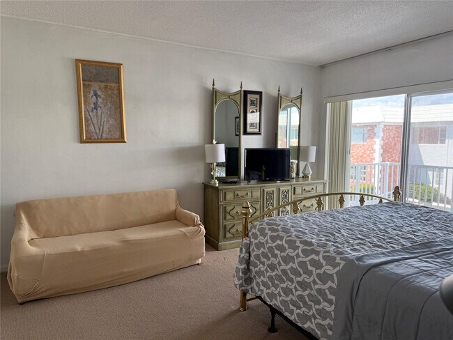 Building Photo - 412 S Cypress Rd