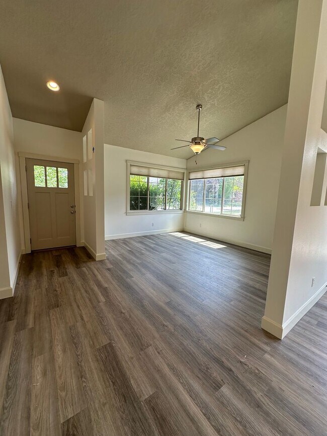 Building Photo - 3 Bedroom 2 Bath Home, New Paint, New LVP ...