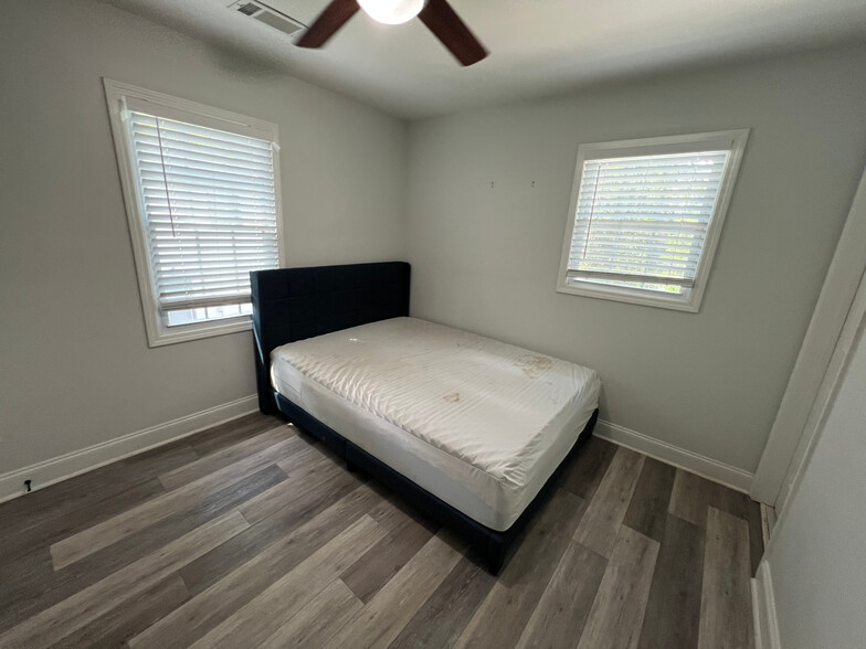 Building Photo - Room in Duplex on Cedar Ave NW