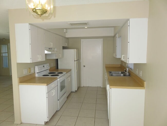 Building Photo - Centrally located 2/2