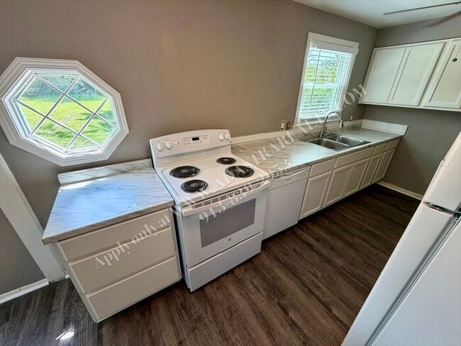 Building Photo - Cute 3 Bed 1 Bath in Raytown-Available NOW!!
