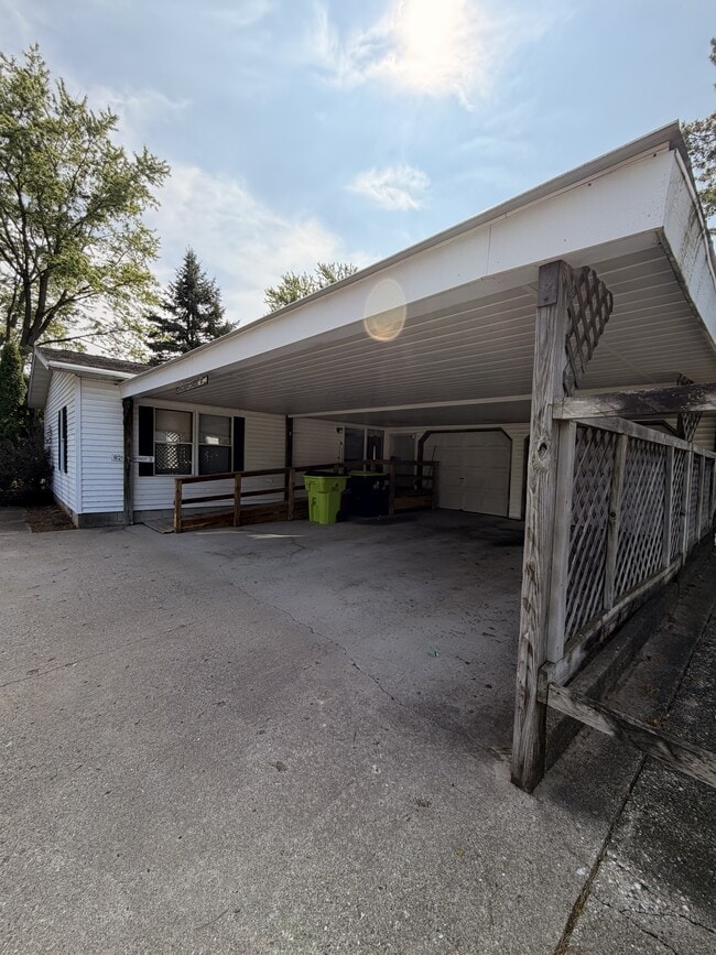 Building Photo - 821 Schoolcrest Ave