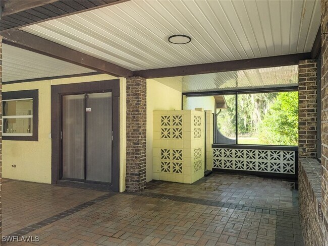 Building Photo - 565 N Idle Terrace