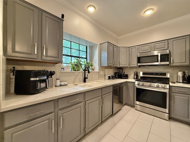 Building Photo - 42 Village Knoll Pl