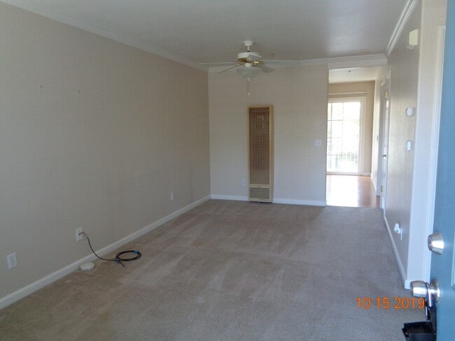 Building Photo - 2 Bedroom, 1 Bath Apartment in Gated Community Available Now!