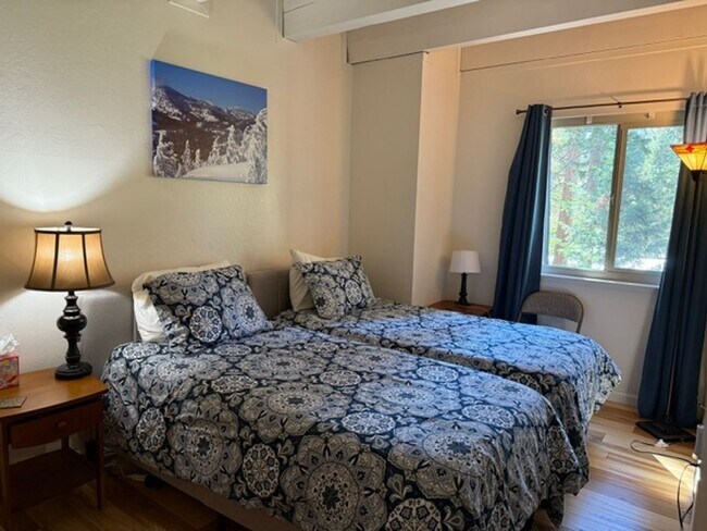 Building Photo - Centrally located townhouse in Incline Village