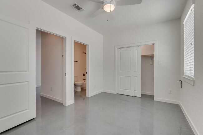 Building Photo - * MOVE IN SUMMER 7/30/2027 * 5-Bed 5.5 Bath Walking Distance to the TCU Campus
