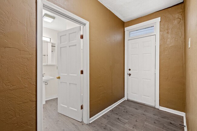 Building Photo - Stunning 3 bedroom home in South Side avai...