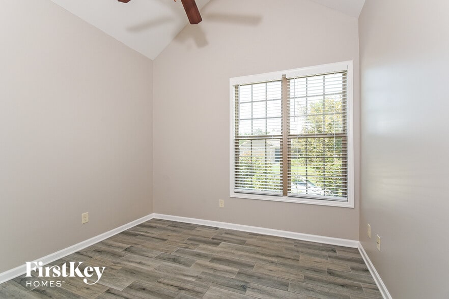 Building Photo - 12 Everest Dr