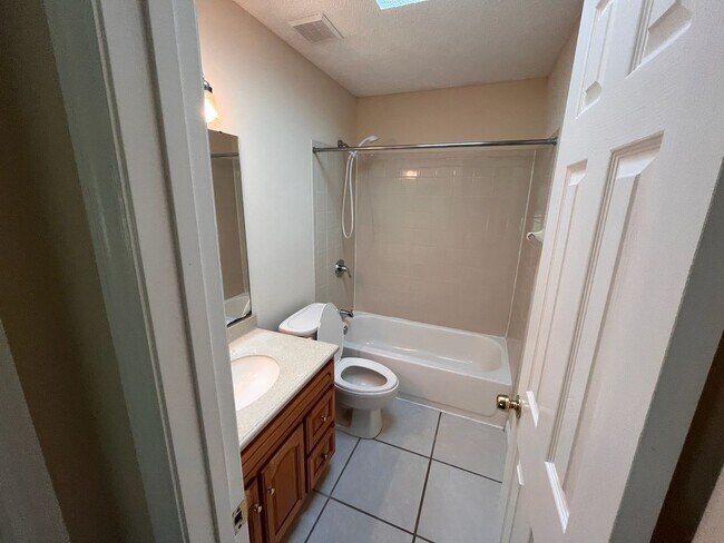 Building Photo - 3 Bedroom 2 Bath house with Garage Near Fl...