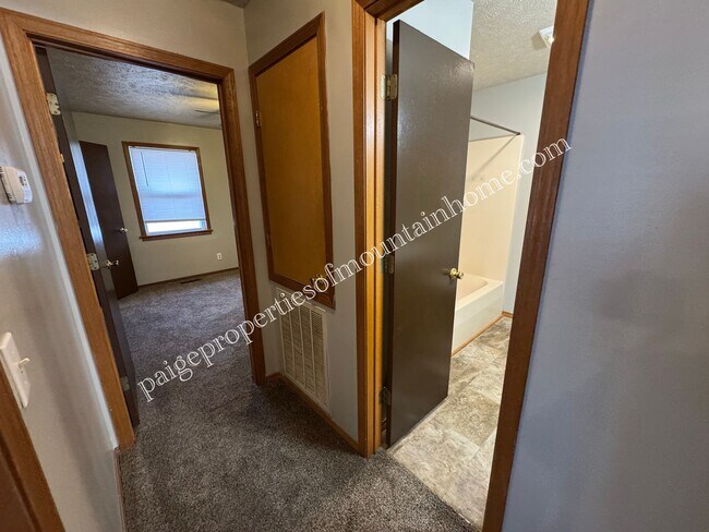 Building Photo - 406 S 3rd St