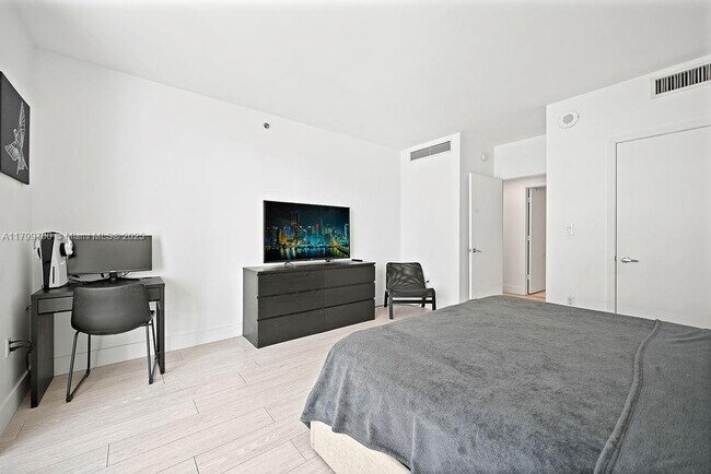 Building Photo - 500 Brickell Ave