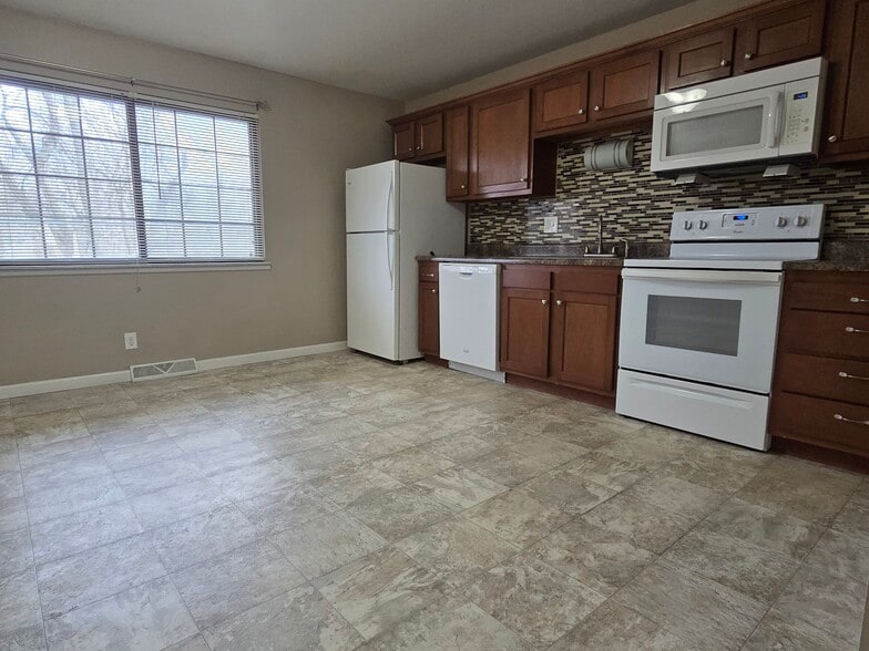 Building Photo - 5526 Humbert Rd