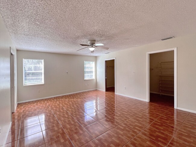 Building Photo - Spacious 3-Bedroom, 2-Bathroom in Winter H...