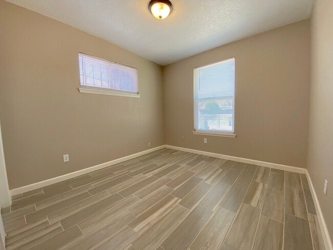 Building Photo - Northeast El Paso 3 bed with Refrig A/C