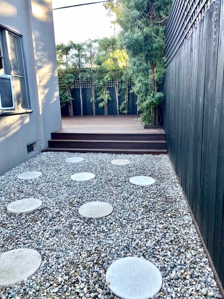 Private backyard - 3365 Tyburn St