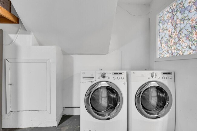 Building Photo - 280 Angelita Ave