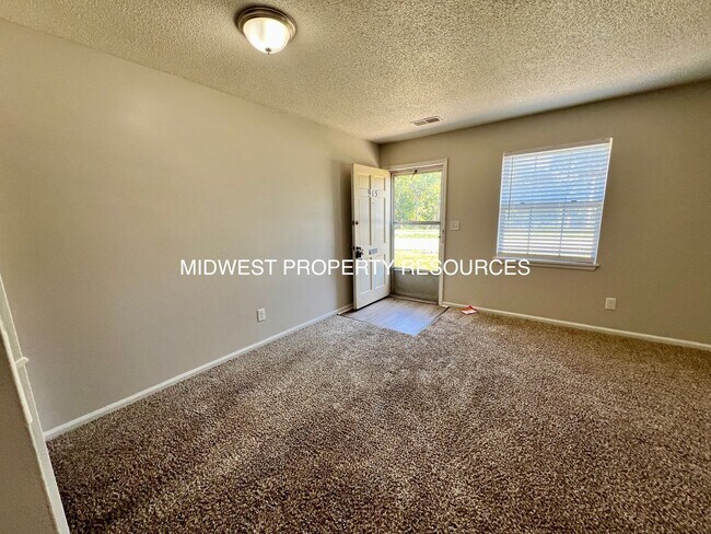 Building Photo - Stunning 2 Story townhome w/ outdoor Maintenance provided