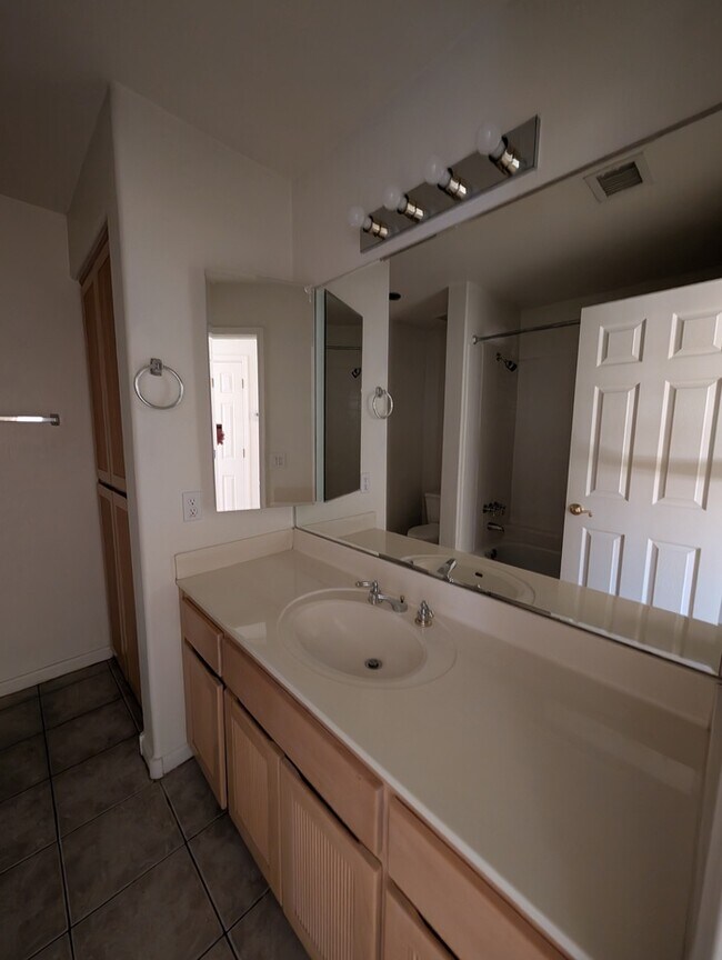 Building Photo - Pointe Tapatio 3br with garage