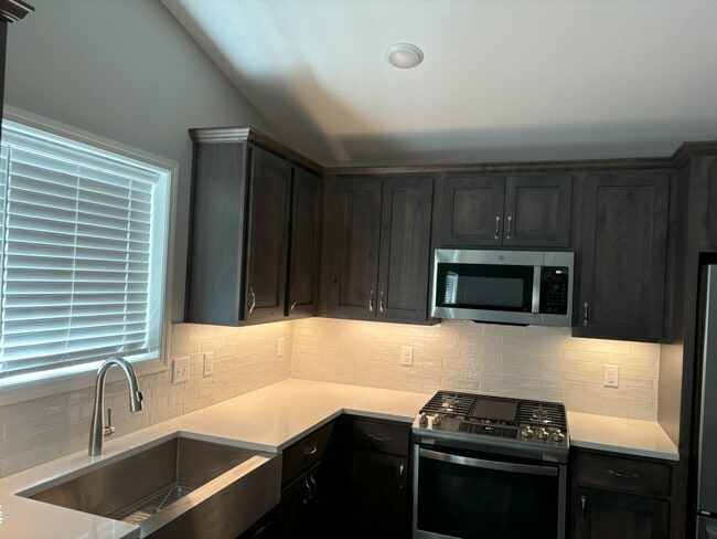 Building Photo - 353 Karen Ln