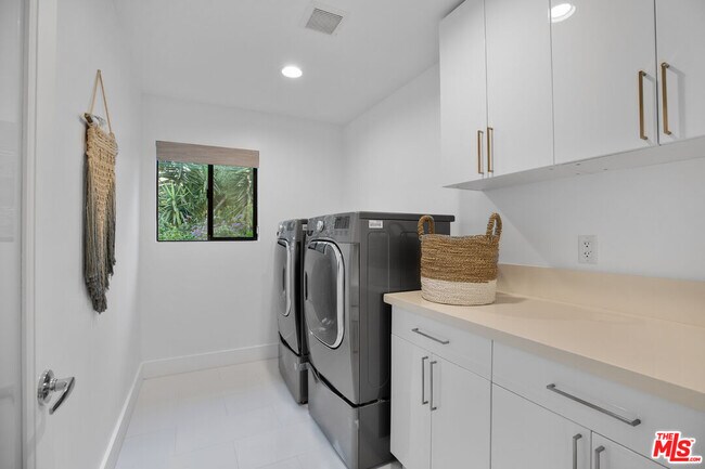 Building Photo - 3526 Kelton Ave