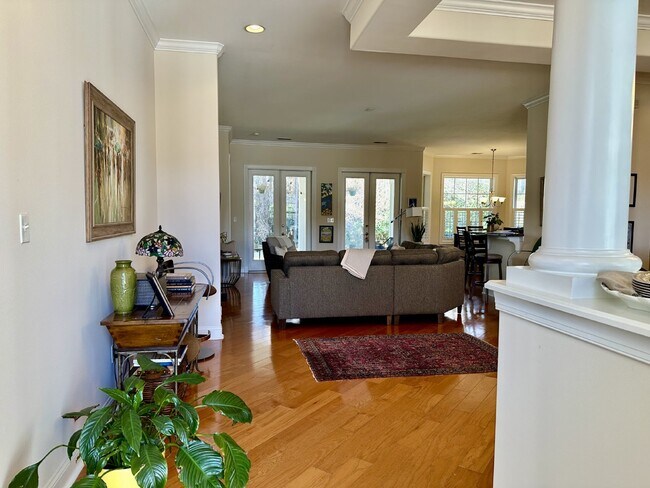 Building Photo - Beautifully Maintained Three Bedroom Home ...