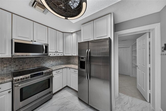 Building Photo - 2801 Coral Shores Dr